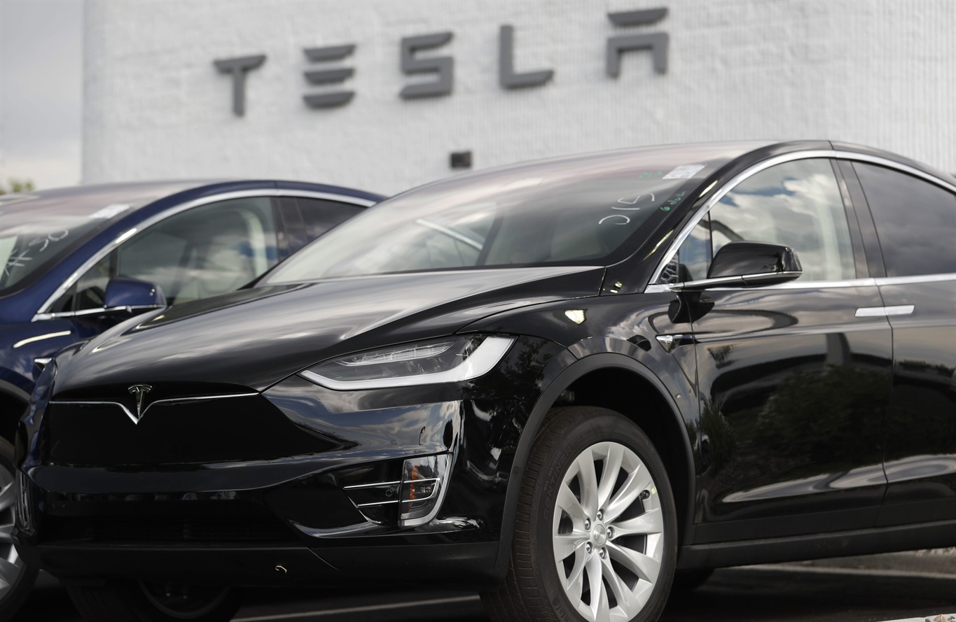 Tesla CEO's buyout bid raises eyebrows, legal concerns